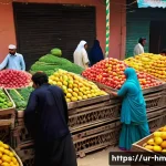 음식물 쓰레기 줄이기를 위한 지속 가능한 식품 선택 - A vibrant local market scene in Pakistan featuring diverse fresh fruits and vegetables arranged neat...